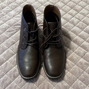 GUESS Men's Rich Brown Chukka Boots